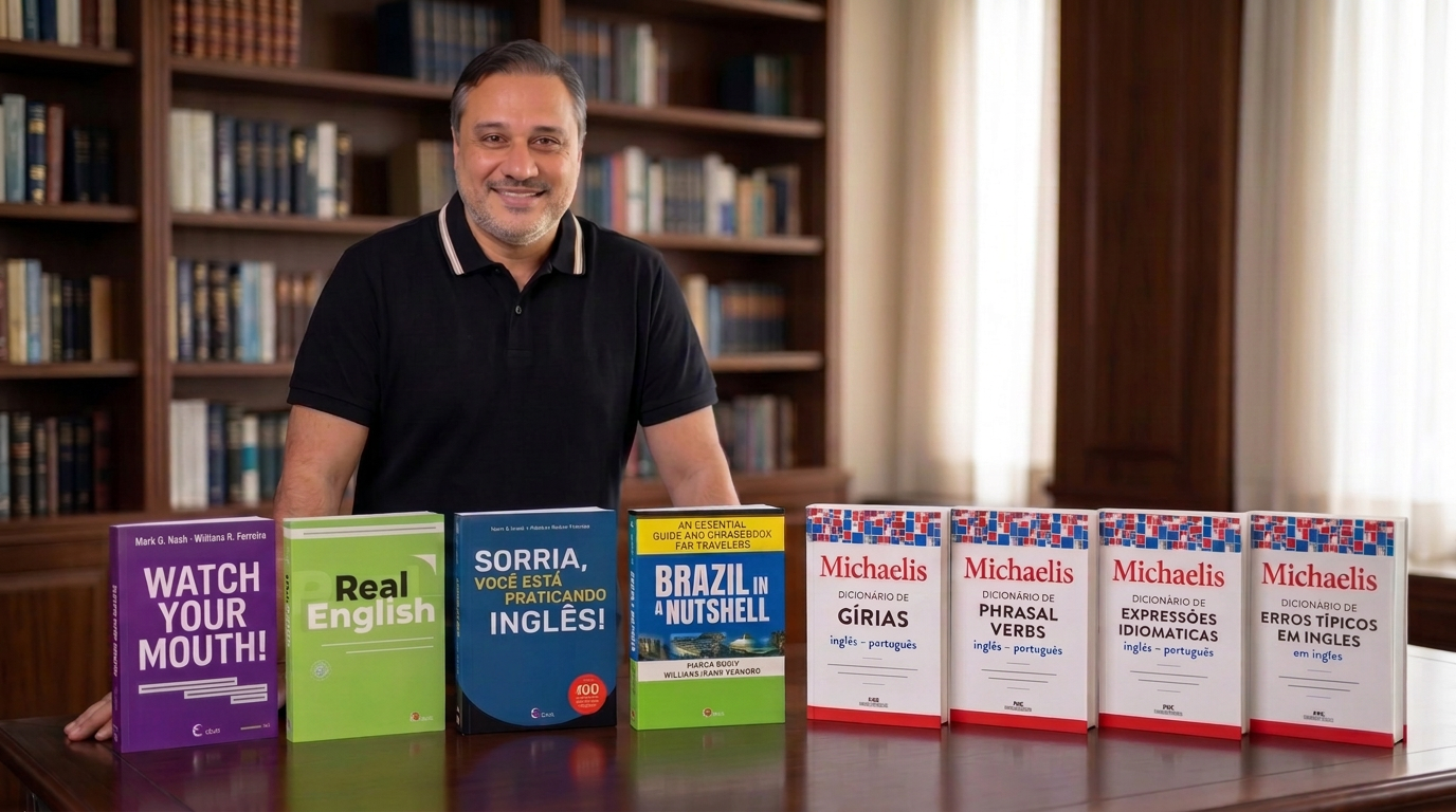 Professor Willians Ramos Ferreira atrás de uma mesa com suas obras publicadas